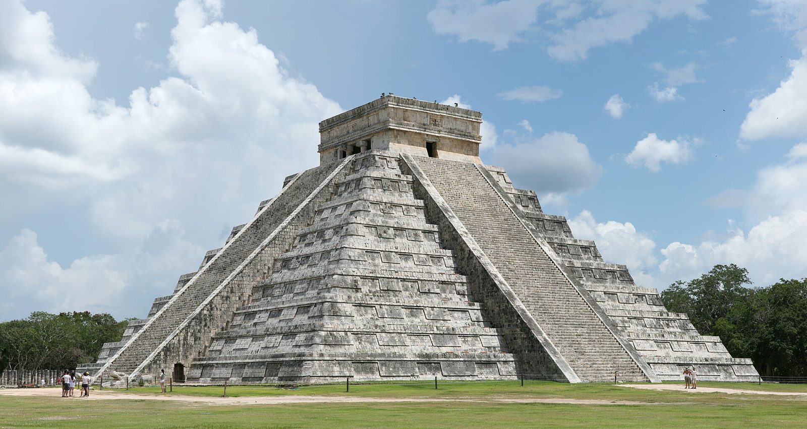 El Castillo pyramid at Chichén Itzá under a clear sky