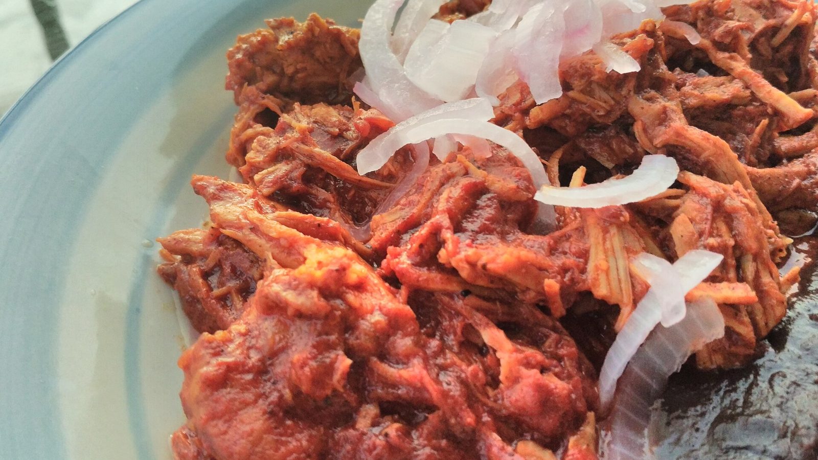 Cochinita pibil deshebrada con cebolla morada encurtida