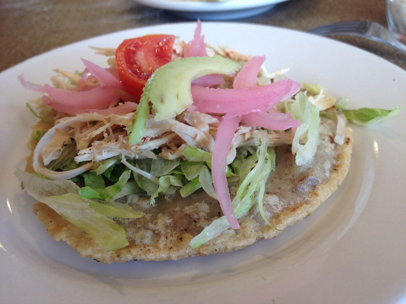 Panucho yucateco con pavo, lechuga, aguacate y cebolla morada