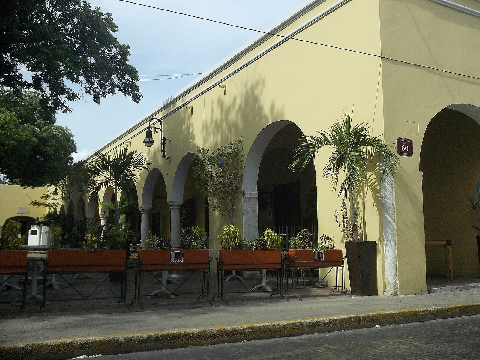 Portales del parque de Santa Lucía con bicicletas estacionadas, Mérida